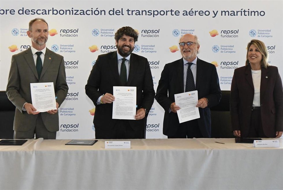 El presidente Fernando López Miras firma junto al presidente de Repsol, Antonio Brufau, y al rector de la UPCT, Mathieu Kessler, la nueva cátedra