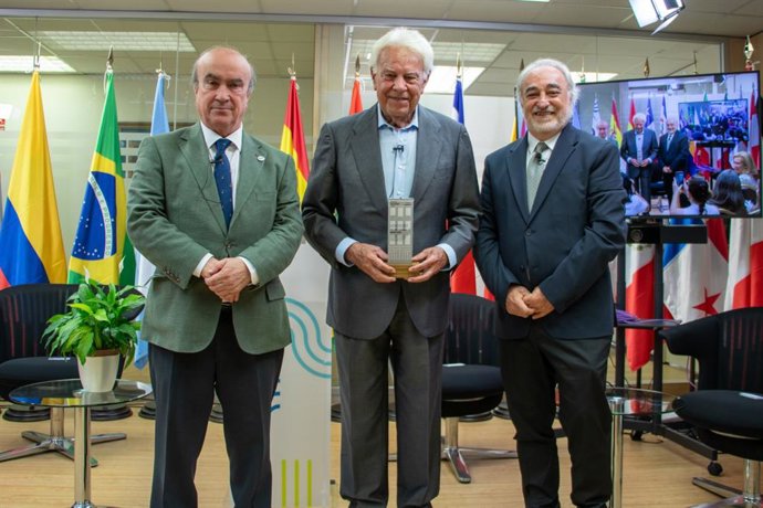 Felipe González recibe Premio Ana Frank en la OEI