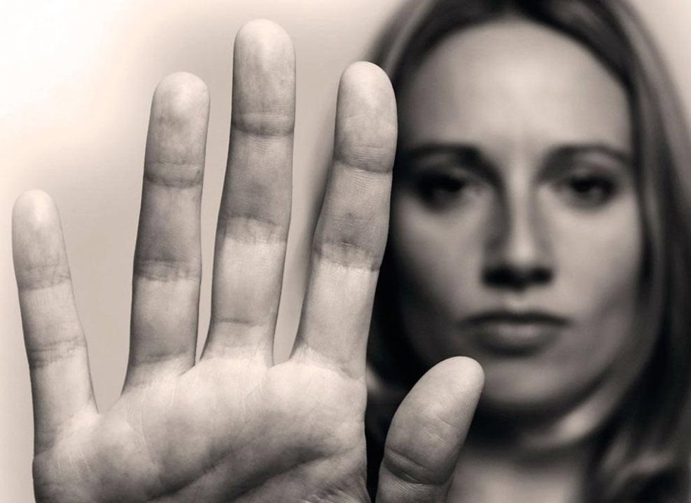 Archivo - Una mujer levanta su mano en señal de stop (imagen de archivo).