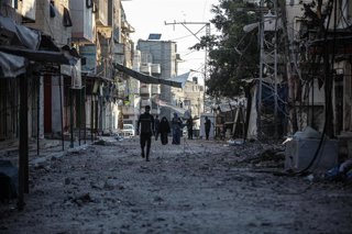 Ciudadanos de Gaza inspeccionan los daños causados por bombardeos israelíes, a 23 de mayo de 2026 