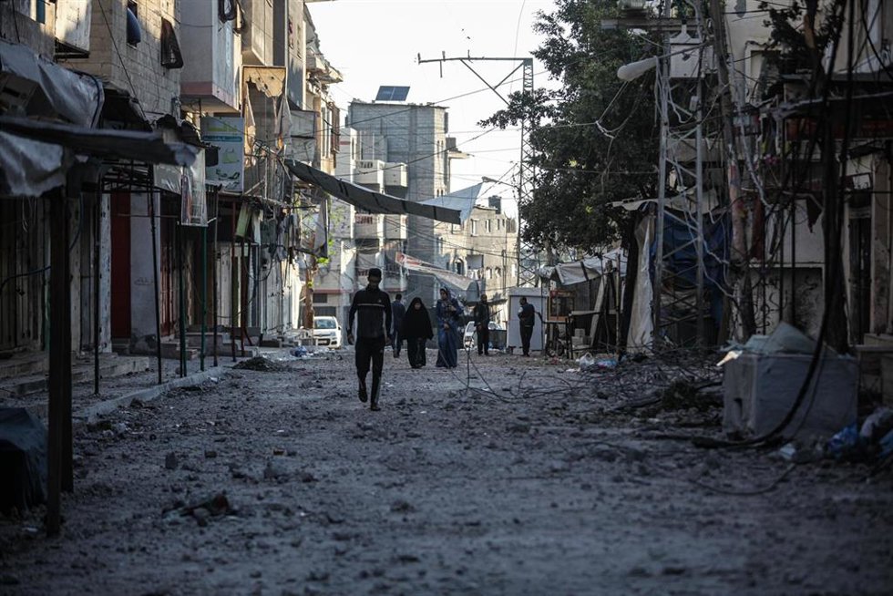 Ciudadanos de Gaza inspeccionan los daños causados por bombardeos israelíes, a 23 de mayo de 2026 