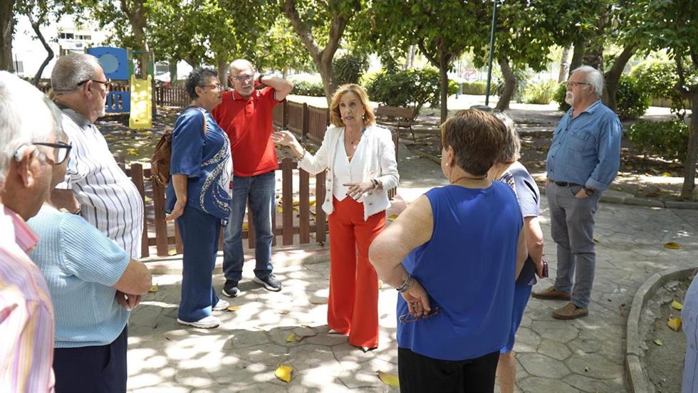 La viceportavoz municipal socialista, Begoña Medina, junto a vecinos de Sixto