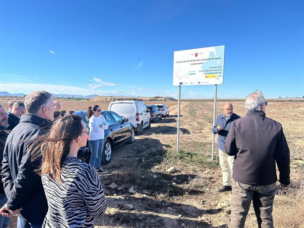 El director general del Mar Menor, Víctor Serrano, en la parcela en la que se ubicará el proyecto de desnitrificación sostenible de aguas continentales (imagen de archivo).
