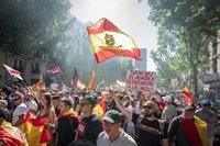 Miles de personas piden en Madrid la dimisión de Sánchez en una marcha apoyada por Vox y PP