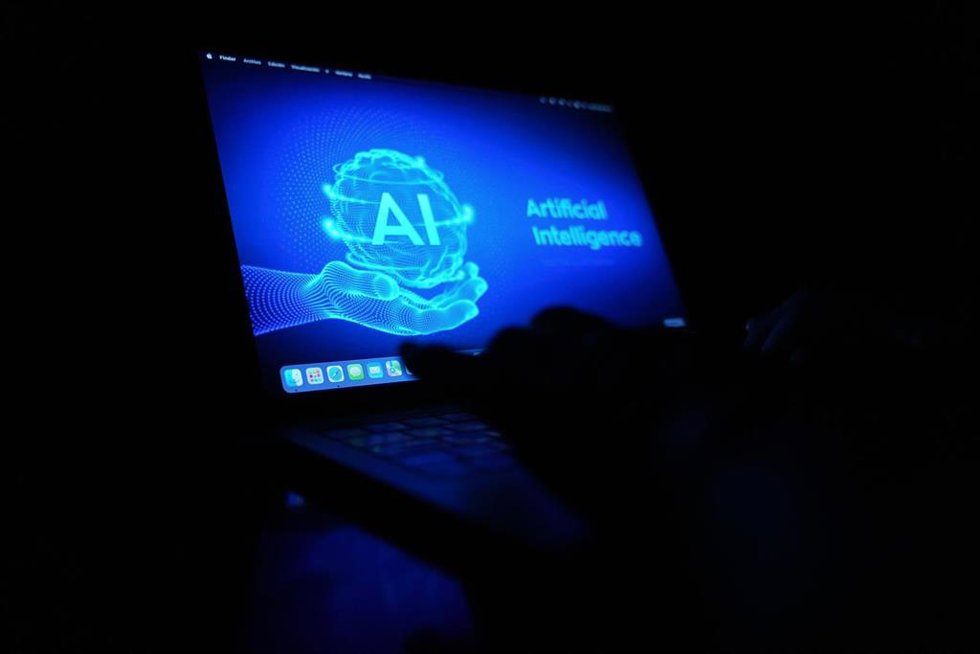Archivo - Un ordenador con las siglas AI  
