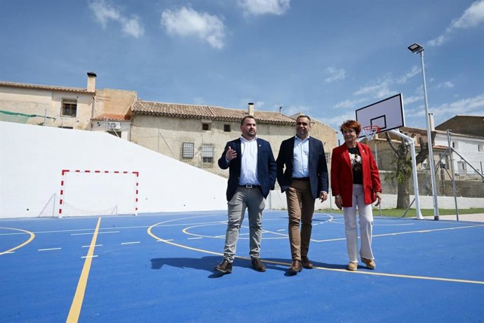 El presidente de la Diputación de Granada, Francis Rodríguez, en su visita a Almaciles (Granada).