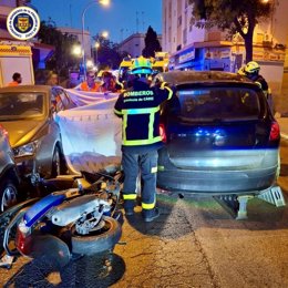 Archivo - Efectivos de bomberos junto a sanitarios actúan en el lugar del accidente donde ha perdido la vida un hombre en Cádiz en una imagen de archivo.