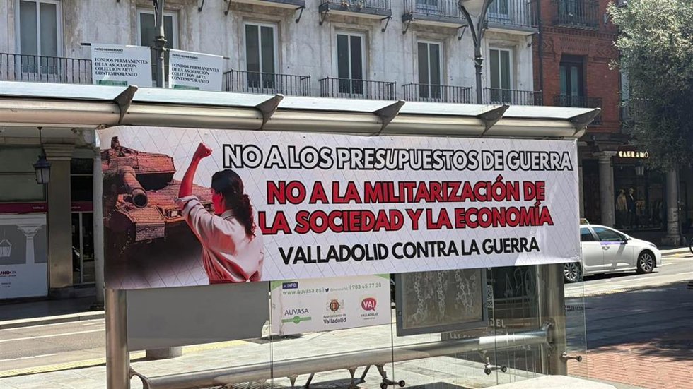Cartel colgado este sábado en la plaza de Fuente Dorada de Valladolid, con motivo de la manifestación organizada por la plataforma 'Valladolid contra la Guerra'