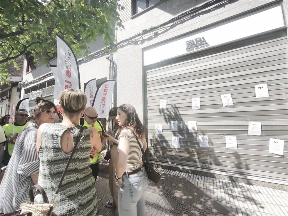 Concentración convocada por UGT ante la tienda cerrada de Zara, contra el preacuerdo del sector del comercio textil