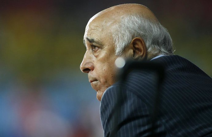 FUTBOL, CHILE/BRASIL COPA AMERICA NELSON ACOSTA, ENTRENADOR DE CHILE, OBSERVA EL COMETIDO DE SUS JUGADORES. 07/07/2007 PUERTO LA CRUZ, VENEZUELA. ANDRES PINA/PHOTOSPORT