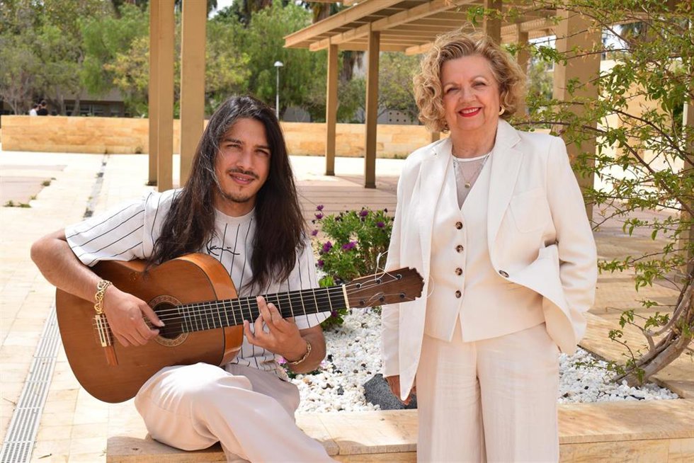 Archivo - María del Carmen Hernández Porcel, directora del curso de verano ‘Sonanta’, y José del Tomate, ponente del mismo, junto a su padre, José Fernández Torres ‘Tomatito’