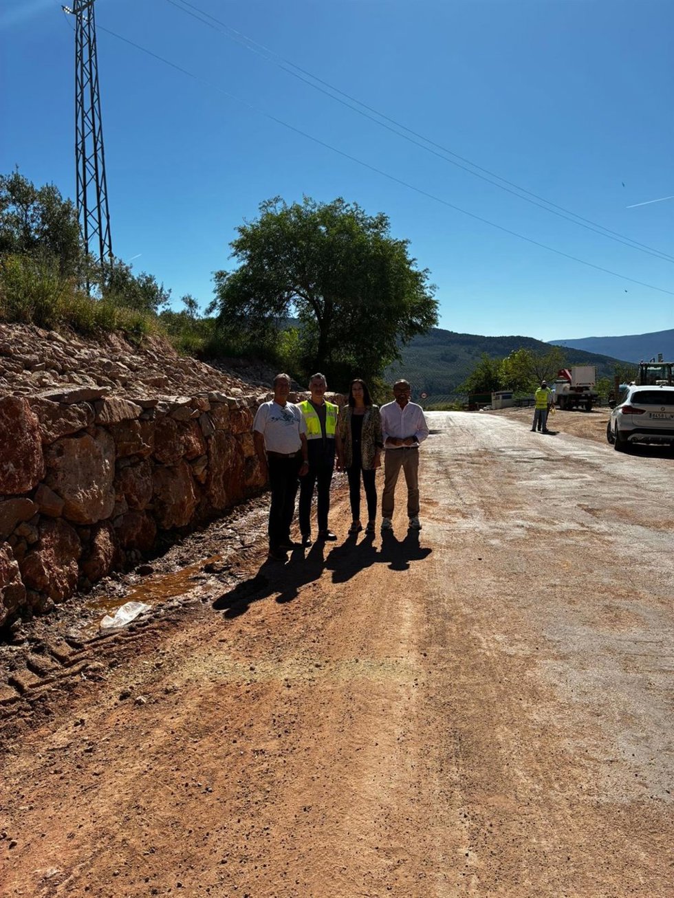 El diputado de Infraestructuras Municipales, José Luis Agea visita las obras en  la JV-7056, la carretera que conecta Torres de Albanchez con Onsares (Villarrodrigo),