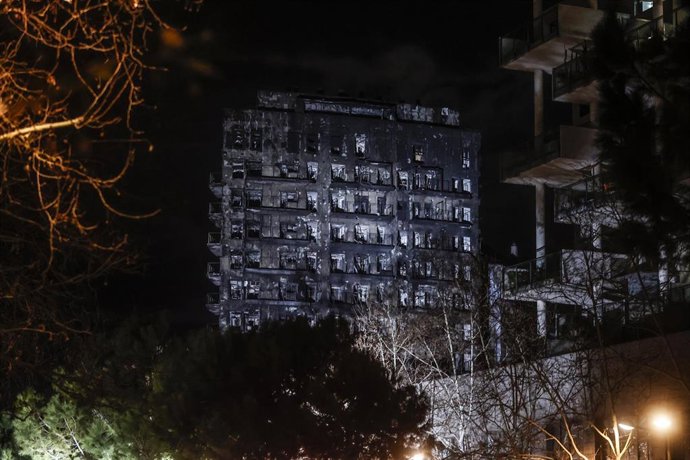 Archivo - El esqueleto del edificio tras el incendio. 