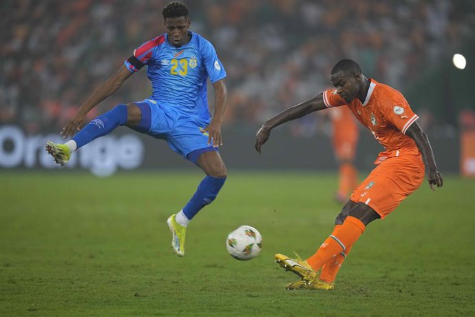 Archivo - 07 February 2024, Ivory Coast, Abidjan: Ivory Coast's Evan Ndicka (R) and Congo's Simon Banza battle for the ball during the Africa Cup of Nations 2024 semi final soccer match between Ivory Coast and DR Congo at Alassane Ouattara Stadium. Photo: