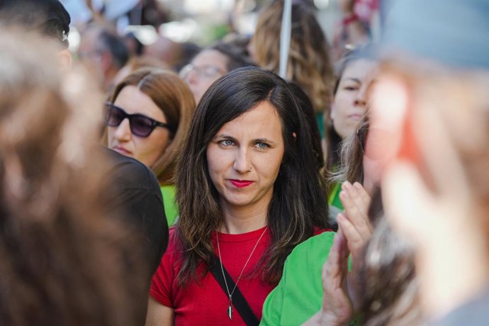 A secretária-geral do Podemos, Ione Belarra, durante uma manifestação em frente ao Parlamento da Comunidade Valenciana, em 21 de maio de 2026, em Valência, Comunidade Valenciana (Espanha). Após a falta de acordo ontem, 20 de maio, entre sindicatos e patro