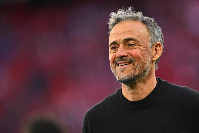 06 May 2026, Bavaria, Munich: Paris Saint-Germain coach Luis Enrique is pictured during a pitch inspection before the UEFA Champions League semi-final, second leg soccer match between Bayern Munich and Paris Saint-Germain at the Allianz Arena. 
