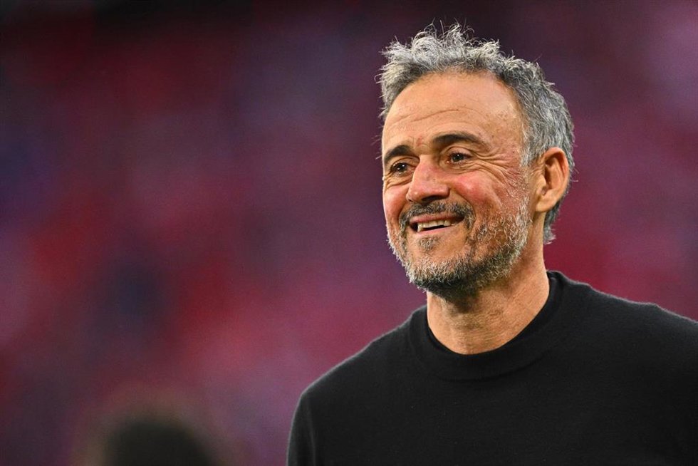 06 May 2026, Bavaria, Munich: Paris Saint-Germain coach Luis Enrique is pictured during a pitch inspection before the UEFA Champions League semi-final, second leg soccer match between Bayern Munich and Paris Saint-Germain at the Allianz Arena. 