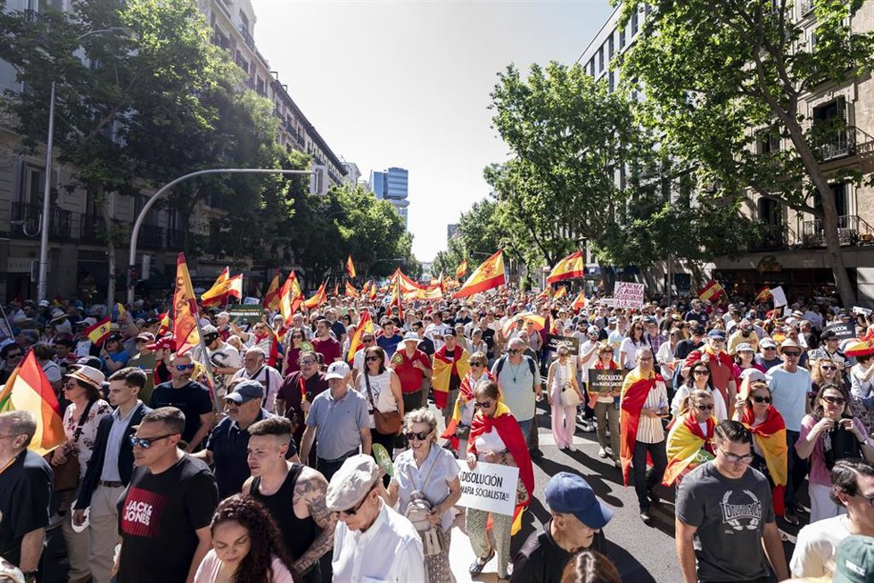 Numerosas personas marchan durante una manifestación para exigir la dimisión del presidente del Gobierno, Pedro Sánchez, a 23 de mayo de 2026, en Madrid (España)