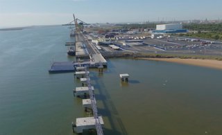 Archivo - Vista aérea del Muelle Sur del Puerto de Huelva.
