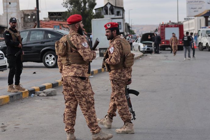 19 de maio de 2026, Síria, Damasco: Membros da Polícia Militar Síria estão no local da explosão no bairro de Bab Sharqi, em Damasco, próximo à sede do Ministério da Defesa da Síria. De acordo com o Ministério da Saúde da Síria, um membro da
