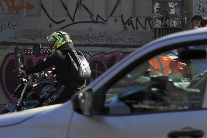 Santiago, 30 de marzo de 2022. Se produce un asalto perpetuado por los llamados motochorros en plena alameda esquina cumming, durante una protesta de estudiantes secundarios  Dragomir Yankovic/Aton Chile