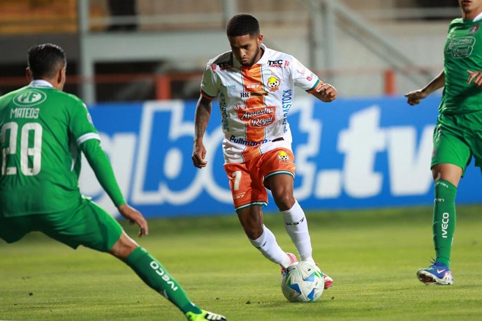Futbol, Cobresal vs Audax Italiano.  Copa Sudamericana 2026.  El jugador de Cobresal Cesar Yanis, derecha, disputa el balon con Federico Mateos de Audax Italiano durante el partido valido por la  primera ronda de la Copa Sudamericana 2026. Disputado en