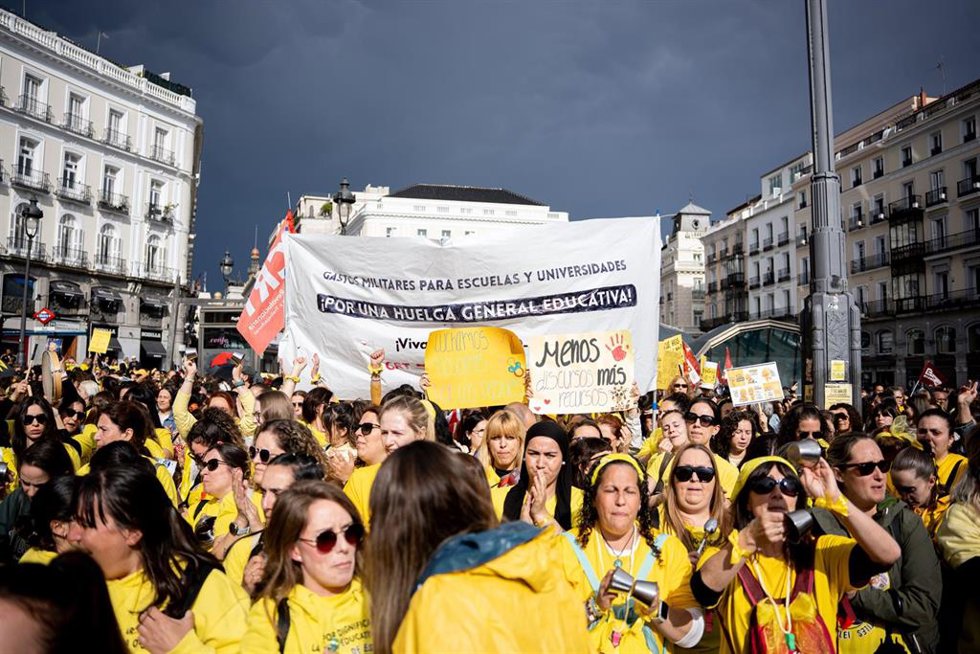 Educadoras infantiles manifestándose en la Puerta del Sol.