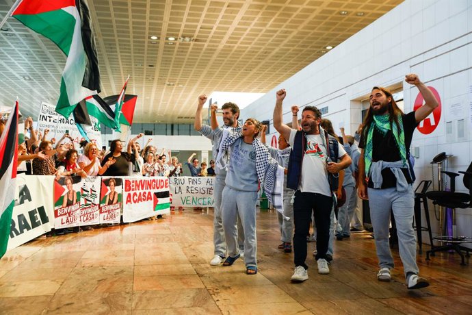Os ativistas catalães da Global Sumud Flotilla chegam ao Aeroporto de Barcelona