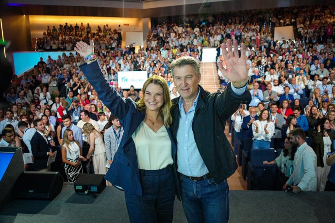 El líder del PP, Alberto Núñéz Feijóo, interviene en el congreso del PP de Baleares junto a su presidenta, Marga Prohens