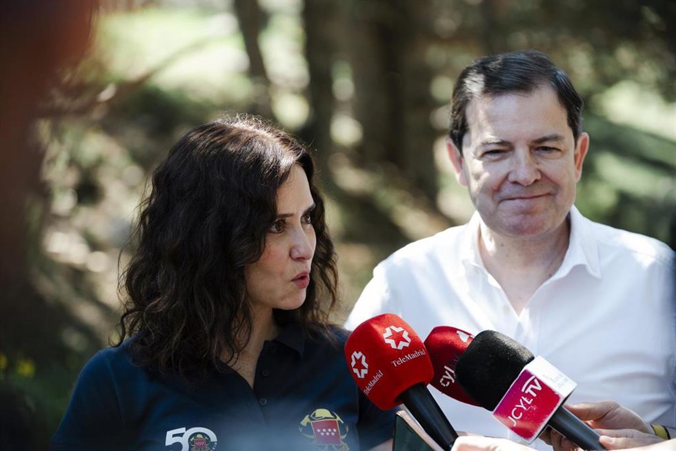 La presidenta de la Comunidad de Madrid, Isabel Díaz Ayuso (i), y el presidente de Castilla y León, Alfonso Fernández Mañueco (d), ofrecen declaraciones a los medios durante la celebración del centenario del Camino Schmid