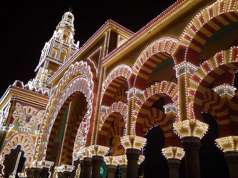 Archivo - Imagen nocturna de la Portada de la Feria de Córdoba de 2012.