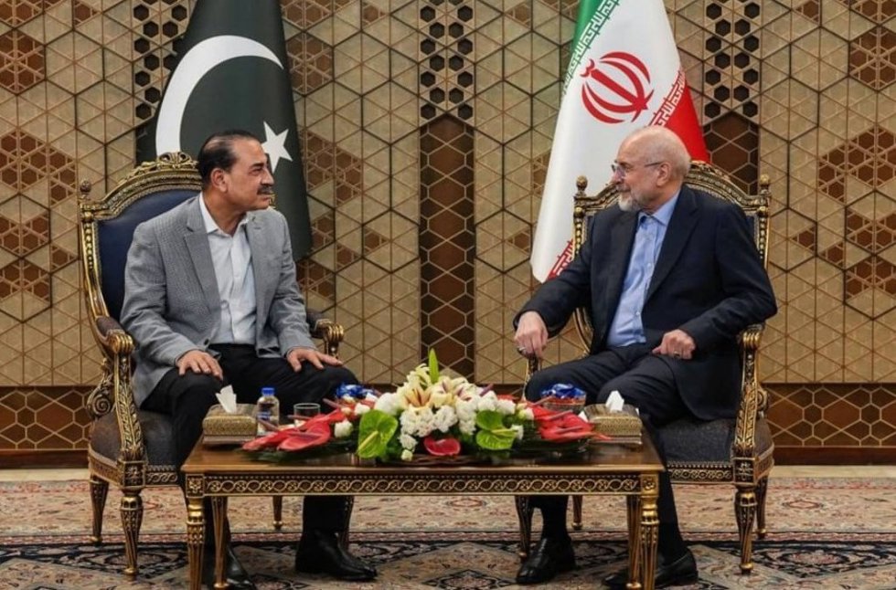 El jefe del Ejército de Pakistán, el general Asim Munir (I) y el presidente del Parlamento de Irán, Mohamed Baqer Qalifab, en una reunión a 23 de mayo de 2026