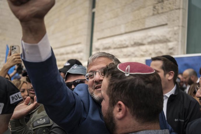 Archivo - Arquivo - 15 de abril de 2026, Jerusalém, Basileia, Suíça: Ben Gvir, 49, ministro da Segurança Nacional de Israel, acena para seus apoiadores após uma manifestação em seu favor, em frente ao Supremo Tribunal de Justiça de Israel, em Jerusalém.