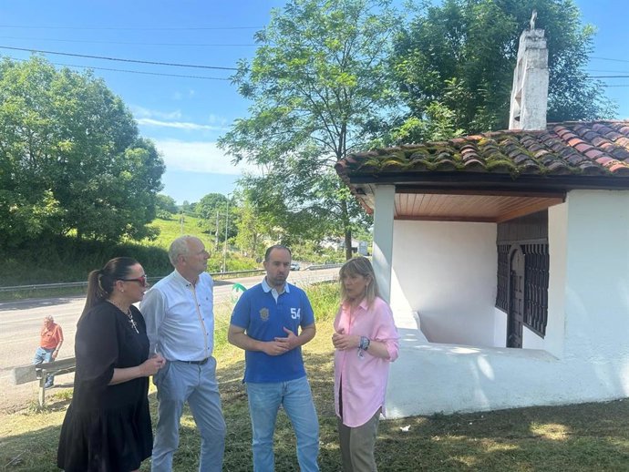 La diputada nacional del PP asturiano Esther Llamazares y el edil del PP de Nava Pablo Onís junto a la ermita del Ángel de la Guarda.