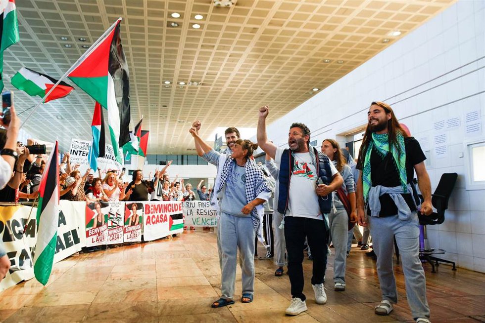 Los activistas Saif Abukeshek (c) y la secretaria de delegaciones de IAC y participante de la Flotilla, Ariadna Masmitjà, 'Masmi' (i), a su llegada al aeropuerto de El Prat, a 23 de mayo de 2026, en Barcelona, Catalunya (España). 
