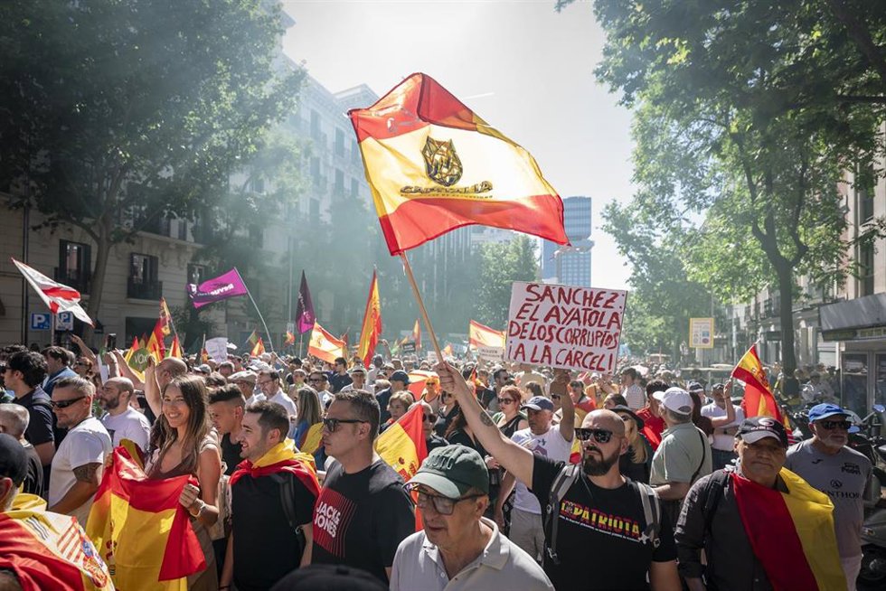 Manifestación para exigir la dimisión del presidente del Gobierno, Pedro Sánchez, a 23 de mayo de 2026, en Madrid (España). 