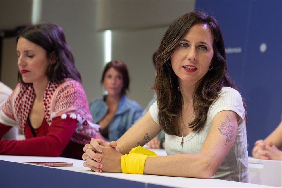 La secretaria general de Podemos, Ione Belarra (d), y la secretaria política de Podemos y eurodiputada, Irene Montero (i).