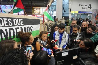 Santiago, 23 de mayo de 2026. Arriban a Santiago Víctor Chanfreau, Carolina Eltit y Claudio Caiozzi, detenidos por Israel en aguas internacionales mientras participaba en la mision civil Global Sumud, iniciativa humanitaria que buscaba llevar ayuda a
