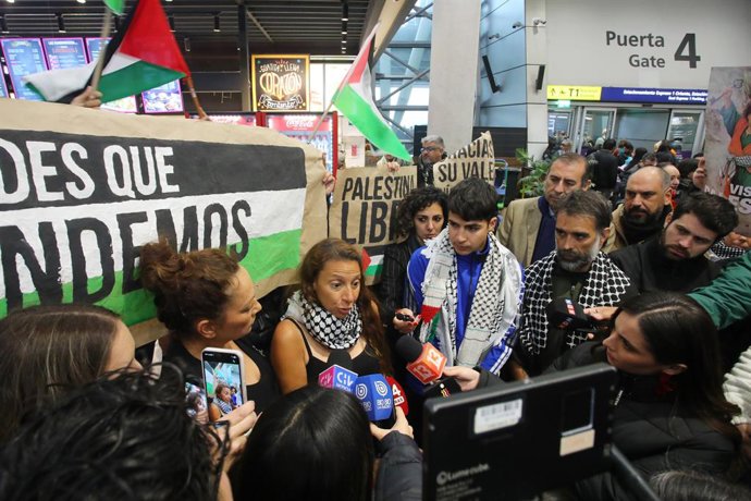Santiago, 23 de mayo de 2026. Arriban a Santiago Víctor Chanfreau, Carolina Eltit y Claudio Caiozzi, detenidos por Israel en aguas internacionales mientras participaba en la mision civil Global Sumud, iniciativa humanitaria que buscaba llevar ayuda a
