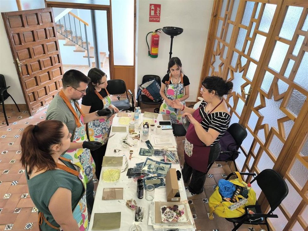 El taller de arte de la tercera sesión del ciclo de talleres del Laboratorio de Arte y memoria gráfica tuvo la participación de la profesora y licenciada en Artes Visuales Gimena Ponce.