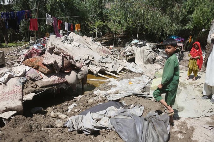 Archivo - NANGARHAR, April 21, 2026  -- Kids clean up outside their homes after flooding in Nangarhar province, Afghanistan, April 13, 2026.   TO GO WITH "Feature: Afghan families stripped of everything as floods ravage homes, harvests"