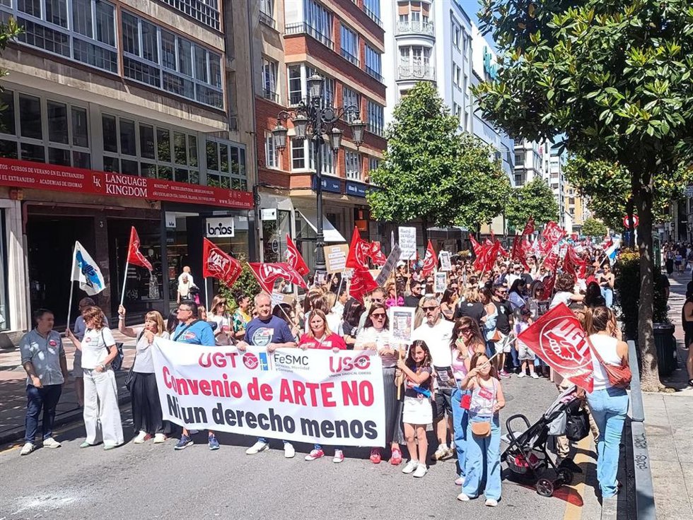 Manifestantes durante el recorrido por las principales calles del centro de Oviedo.
