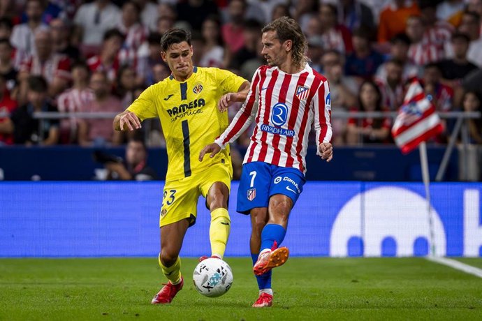 Archivo - Sergi Cardona y Antoine Griezmann en el Atlético de Madrid-Villarreal de la primera vuelta