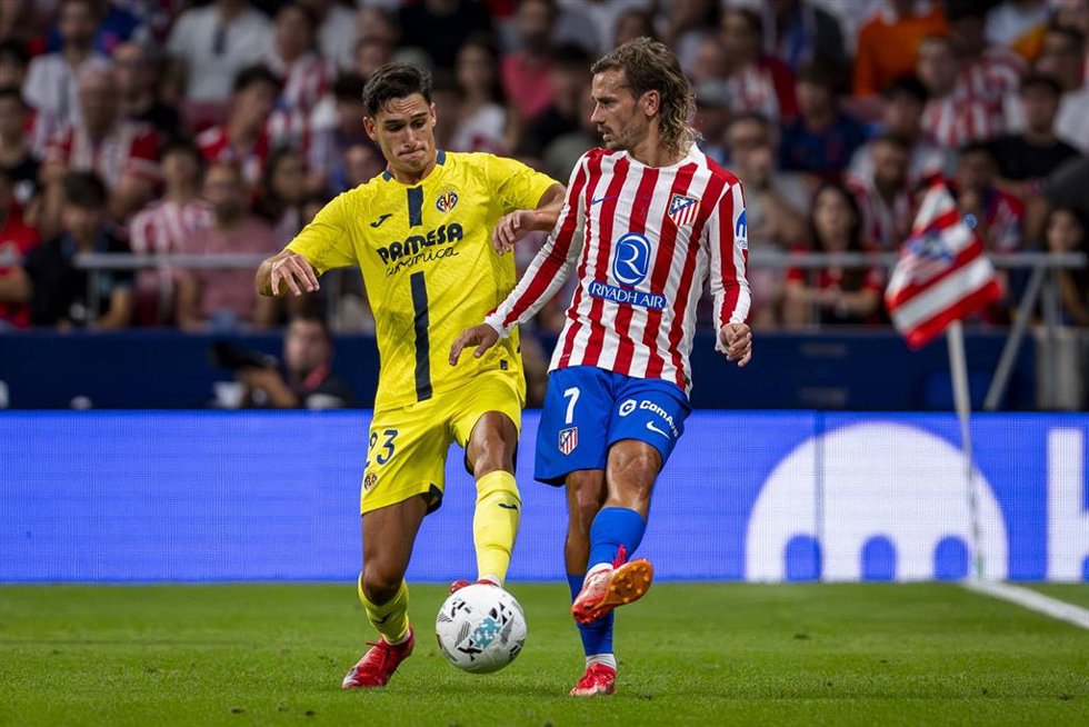 Archivo - Sergi Cardona y Antoine Griezmann en el Atlético de Madrid-Villarreal de la primera vuelta