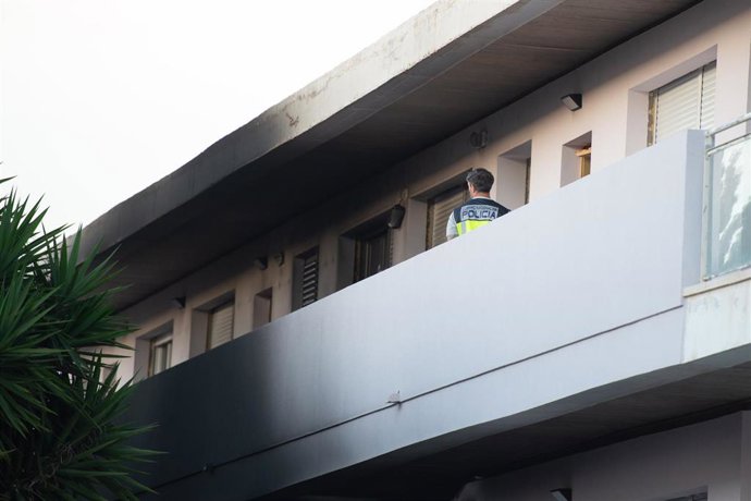 Archivo - Un policía local inspecciona el lugar del suceso, a 21 de abril de 2026, en Ibiza, Baleares (España). 