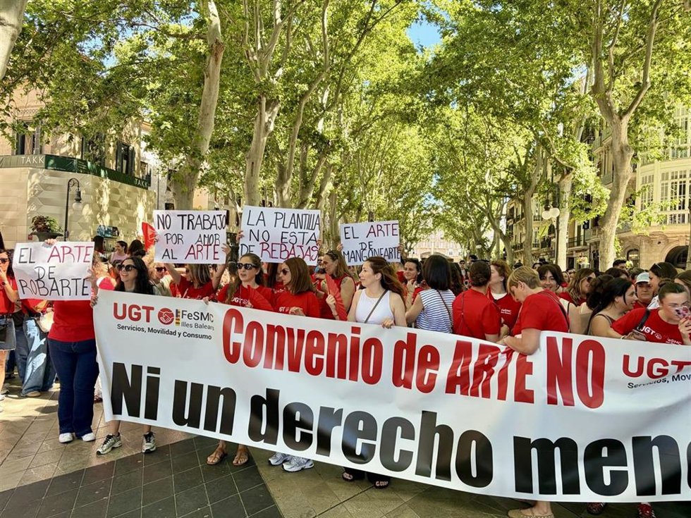Trabajadoras de los grandes comercios de textil y calzado secundan en Palma la huelga contra el convenio estatal con una concentración en el Born.