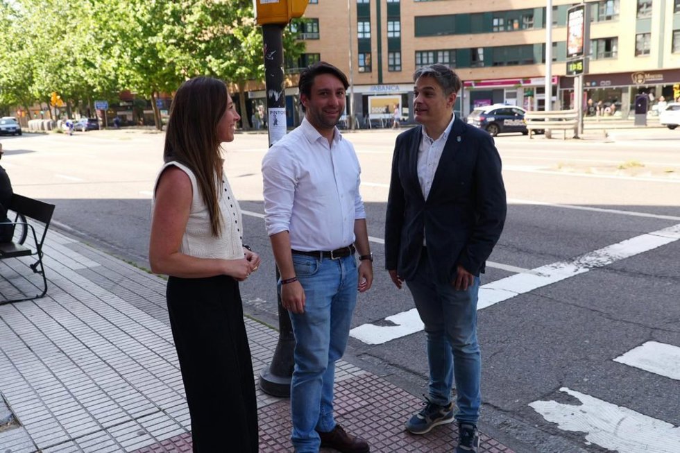 La vicealcaldesa de Gijón, Ángela Pumariega, el portavoz de Infraestructuras del PP en la Junta General, Pedro de Rueda, y el también diputado y presidente del PP gijonés, Andrés Ruiz, este sábado en Gijón.