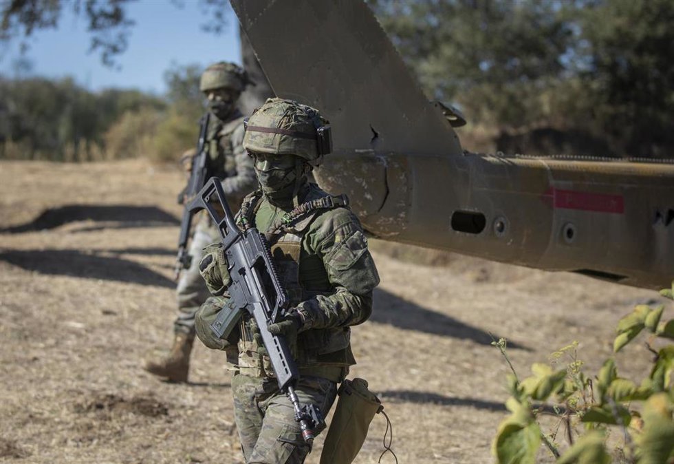 Archivo - Soldados de la Legión participan en una maniobra de simulación de fusiles.