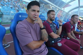 Futbol, O’Higgins vs Deportes La Serena Fecha 2, Liga de primera 2026.  El entrenador de Deportes La Serena Felipe Gutierrez es fotografiado durante el partido de la liga de primera contra O’Higgins disputado en el Estadio Codelco El Teniente de