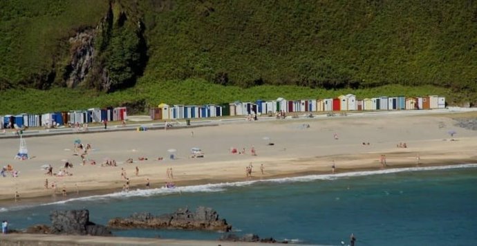 Casetas instaladas en las playas urbanas de Luarca.